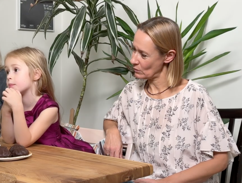 «Мой дом – моя крепость»: как 52-летняя Евгения Дмитриева, родившая детей после 39, утерла нос скептикам, прожив 14 лет с учеником моложе на 20 лет