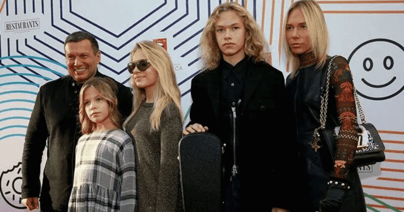 «Он не просто бунтарь, а творческая личность»: почему сын Владимира Соловьева живет в Лондоне и красит ногти в черный