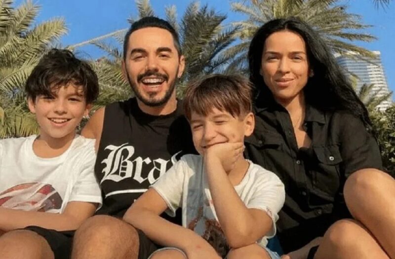 Тимур Родригез и Анна Девочкина с сыновьями.