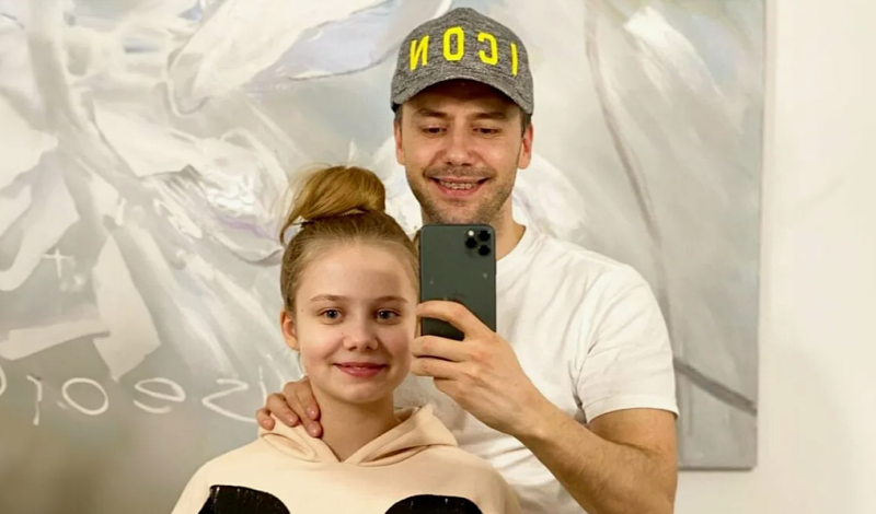 «Не смогла привыкнуть к фамилии отца»: почему дочь Татьяны Арнтгольц, 16 лет, взяла фамилию матери, а дочь Ольги — точная копия отца