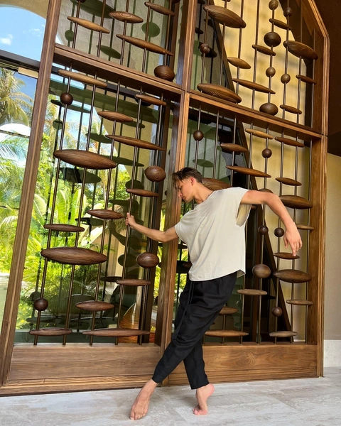 Аутизм, Большой театр и Cartier: история "небесного принца" и что еще известно про жениха Евгении Медведевой