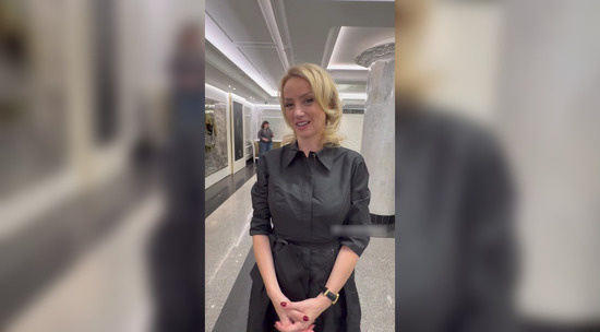 «Он мой кумир, но я не хотела следовать по его стопам»: как 47-летняя дочь Добрынина исполнила мечту отца, выйдя на сцену впервые в жизни