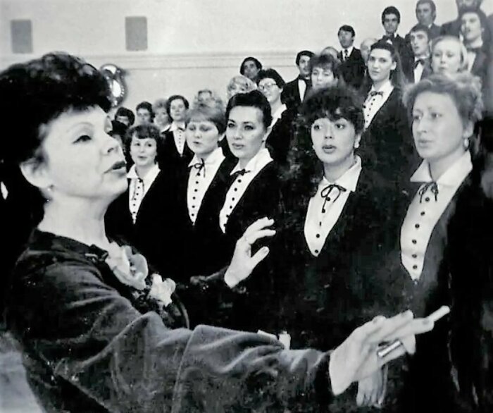 «Мне 75, а какой я должна быть?!»: почему Людмилу Порывай, мать Наташи Королёвой, травят за «неприличный» образ, и при чём тут королева Елизавета II