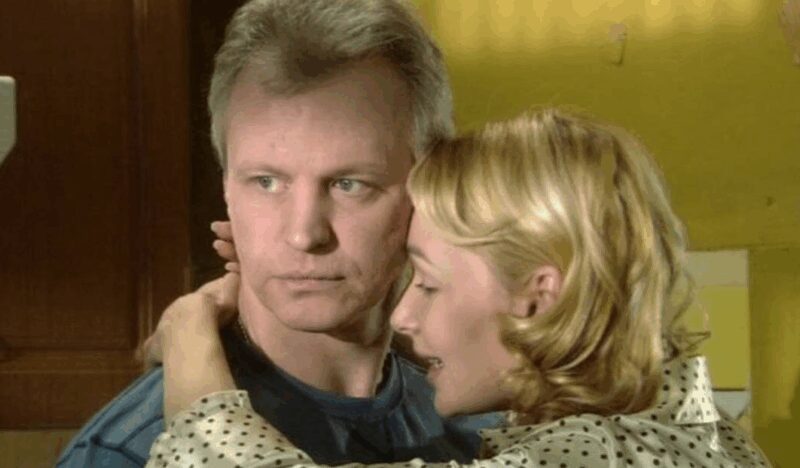 «Ему пророчили смерть в роддоме, а он чуть не выпрыгнул из окна»: почему звезда «Дальнобойщиков» до сих пор ездит на метро, а его дочери – копия жены