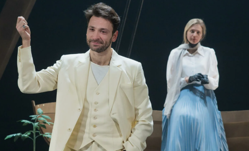 Увёл из-под венца и счастлив 25 лет: как выглядит жена и чем занимаются дети Антона Хабарова?