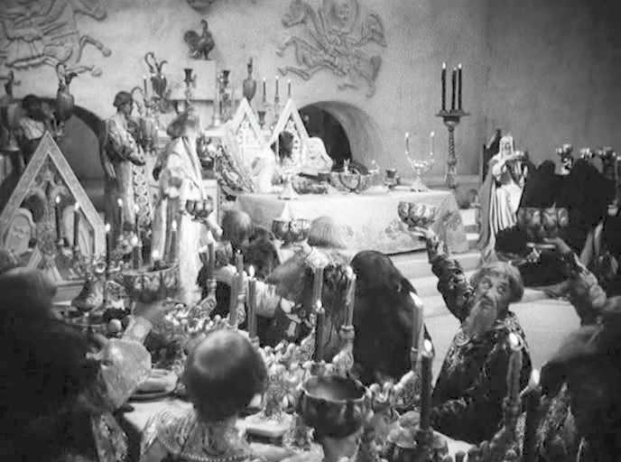 «Ложка прилипла к языку, а лук был вместо яблок»: что приходилось есть актёрам в культовых фильмах СССР?