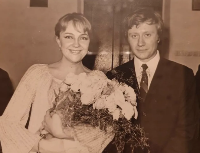 46-летняя звезда ушла от сына Полищук к 17-летнему «красавцу» : как выглядит муж и сын Марии Мироновой?