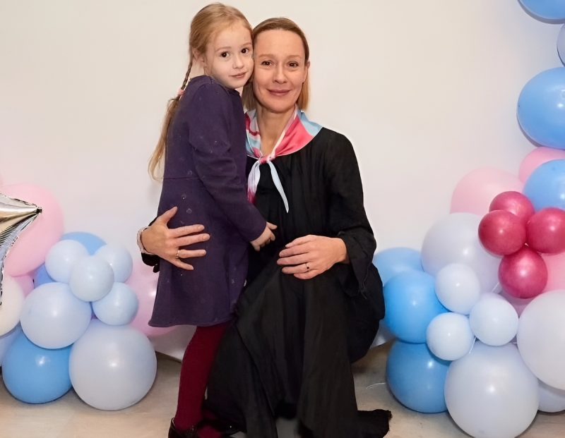 «Мой дом – моя крепость»: как 52-летняя Евгения Дмитриева, родившая детей после 39, утерла нос скептикам, прожив 14 лет с учеником моложе на 20 лет