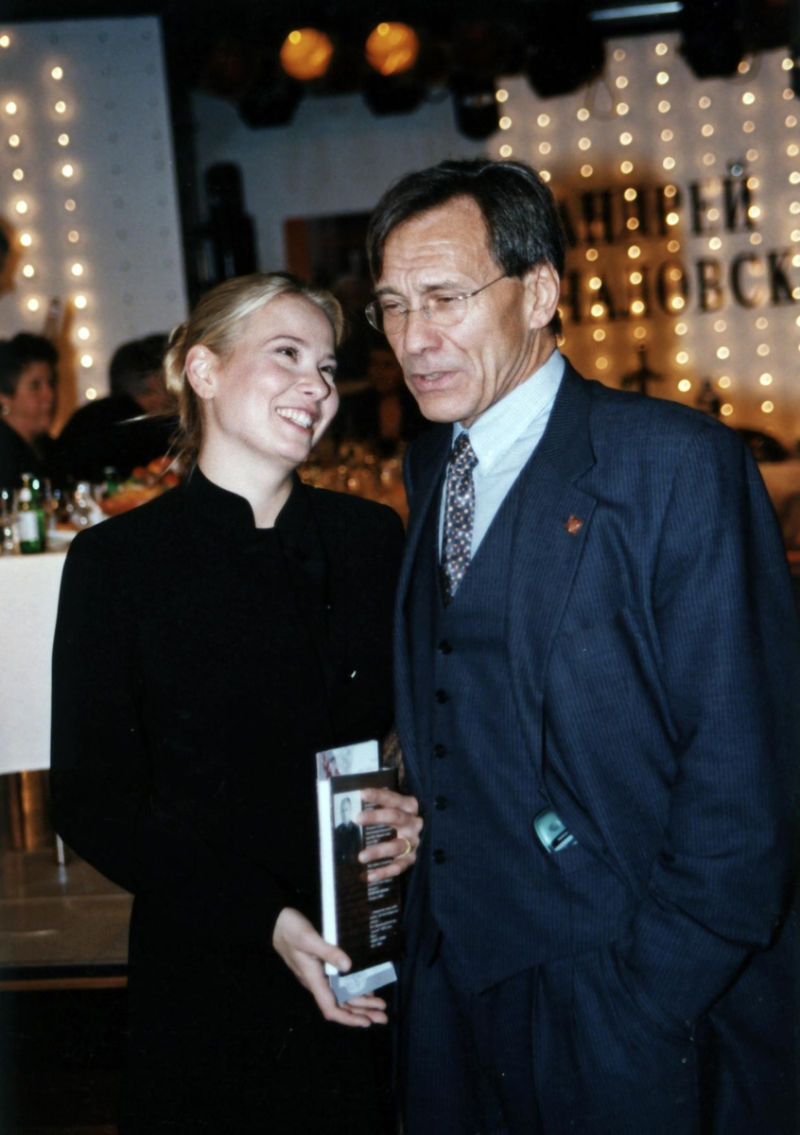 «Он меня называет Пятачок»: как 52-летняя Юлия Высоцкая покорила Андрея Кончаловского и пережила страшную трагедию