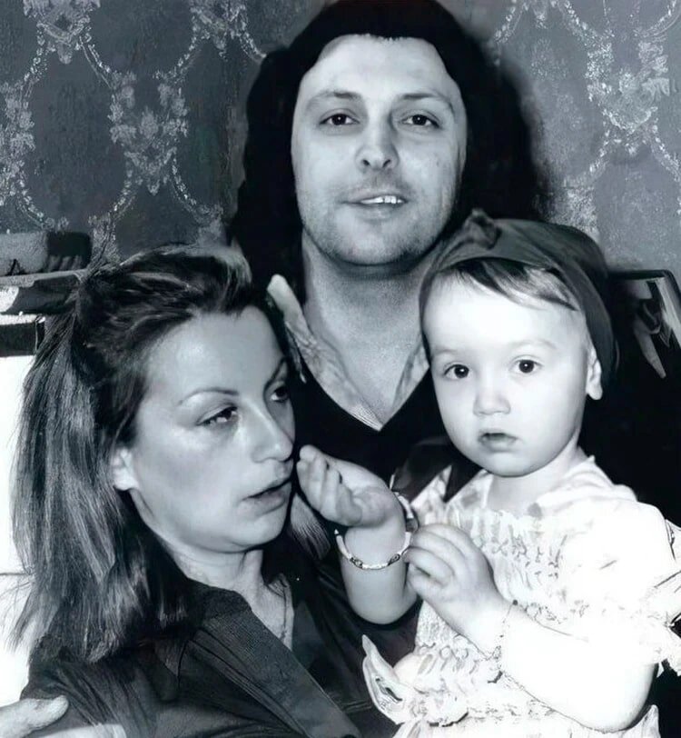 «Он мой кумир, но я не хотела следовать по его стопам»: как 47-летняя дочь Добрынина исполнила мечту отца, выйдя на сцену впервые в жизни