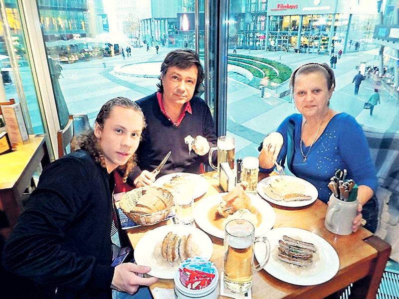 «Он отбил у меня даму!»: как солист «На-На» Владимир Асимов 7 лет скрывал жену и сына от Бари Алибасова