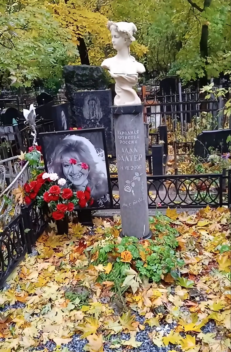 «Столько говорят о любви, а плитку не могут уложить»: почему спустя 25 лет могила любимой жены Виторгана выглядит так скромно?