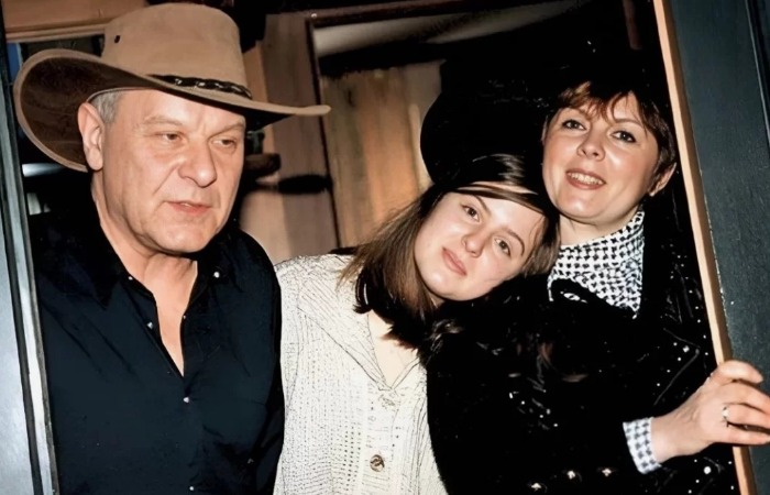 «Он умер из-за тебя!»: как потеря мужа, онкология и страшные слова дочери надломили Клару Новикову