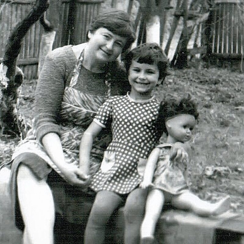 «Где-то намного дальше черты бедности»: Ани Лорак вспомнила, как донашивала одежду за братом и спала на полу