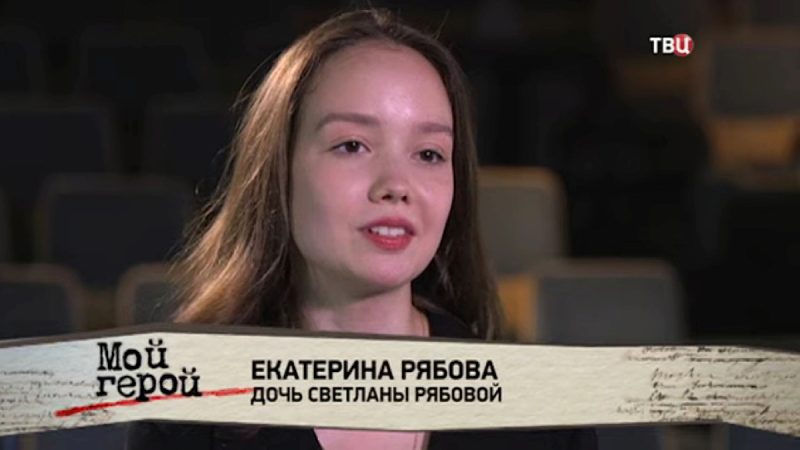 «Как две капли воды»: почему красавица-актриса Светлана Рябова ушла из кино и какими выросли её дочери?