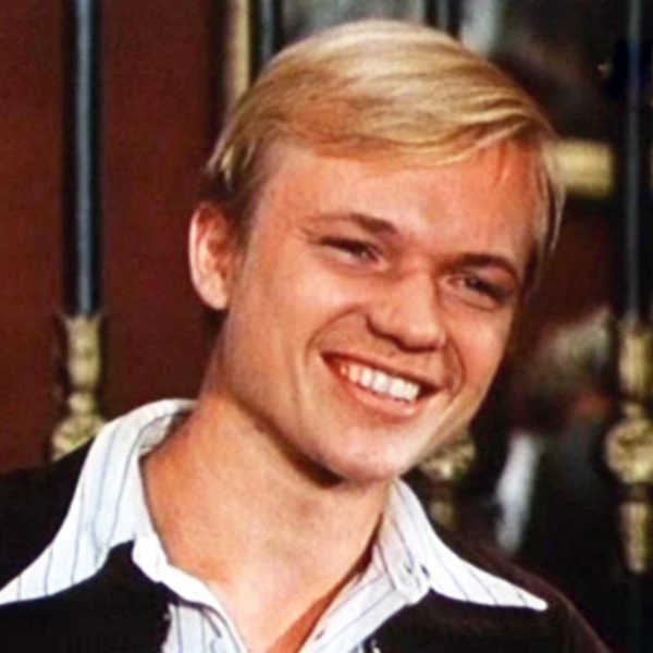 «Обезьяна, но женщины его любят»: как артист Смоляков из-за газетной строчки не стал врачом и 20 лет ждал счастья