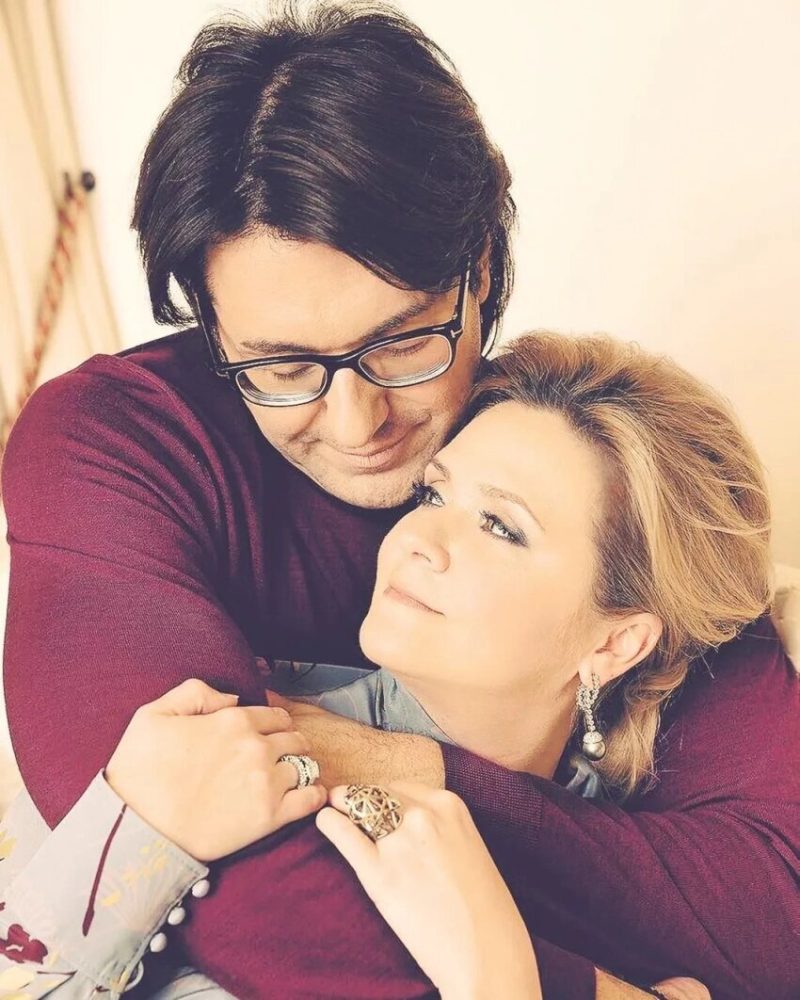 «Не все любят жить в тесноте»: как 14 лет Андрей Малахов и Наталья Шкулёва ломают стереотипы о семейной жизни?