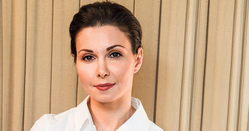 «Как будто рождена с помадой»: зачем Юлия Пересильд брала косметичку в космос, и почему звезды не боятся показать себя без макияжа