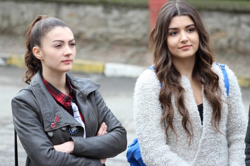 «Ей не место в нашей семье!»: почему 30-летняя звезда турецких сериалов осталась одна, несмотря на миллионы поклонников