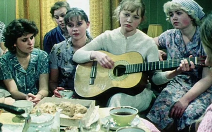 «Ей предлагали только роли "ночных бабочек"»: как сложились судьбы "девушек на выданье" из фильма «Одиноким предоставляется общежитие» спустя 40 лет