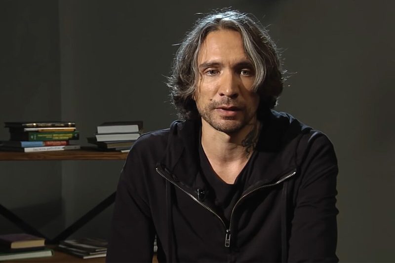 «Он сам не стремился быть полноценным отцом» : почему сын Виктора Цоя 30 лет избегал фамилии легендарного отца и как сейчас выглядит его дочь