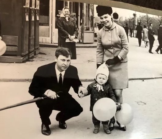 «Мне 75, а какой я должна быть?!»: почему Людмилу Порывай, мать Наташи Королёвой, травят за «неприличный» образ, и при чём тут королева Елизавета II