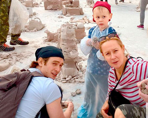 «Мой дом – моя крепость»: как 52-летняя Евгения Дмитриева, родившая детей после 39, утерла нос скептикам, прожив 14 лет с учеником моложе на 20 лет