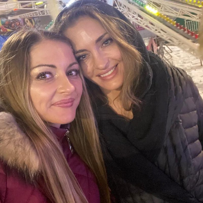 Разные судьбы: одна сестра замужем за режиссером, другая — с собакой