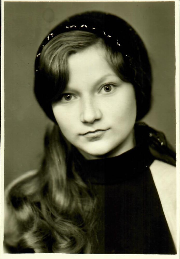 Елена Степаненко родилась в Волгограде. 