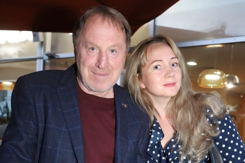 «Он снова стал смотреть на мир шире»: как 77-летний Владимир Стеклов обрёл позднее счастье с дочкой Ариной