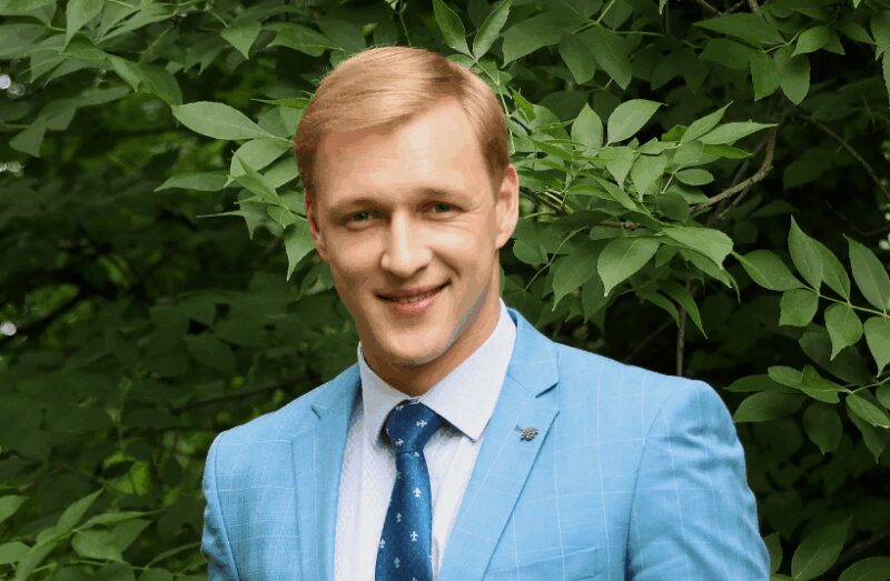 «Не верили в их брак» : как изменилась жизнь 35-летнего Алексея Красноцветова после развода с женой, которая старше на 14 лет