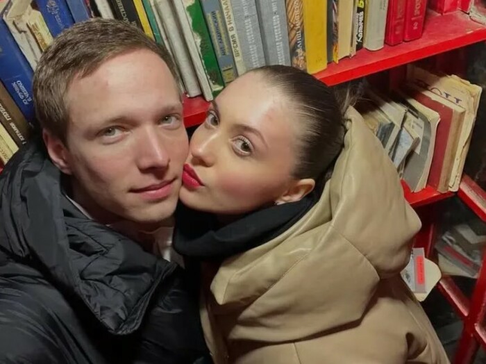 «Он изменил ей с молодой»: эти 11 звёздных мужчин отказались от холостяцкой жизни в 2025 году