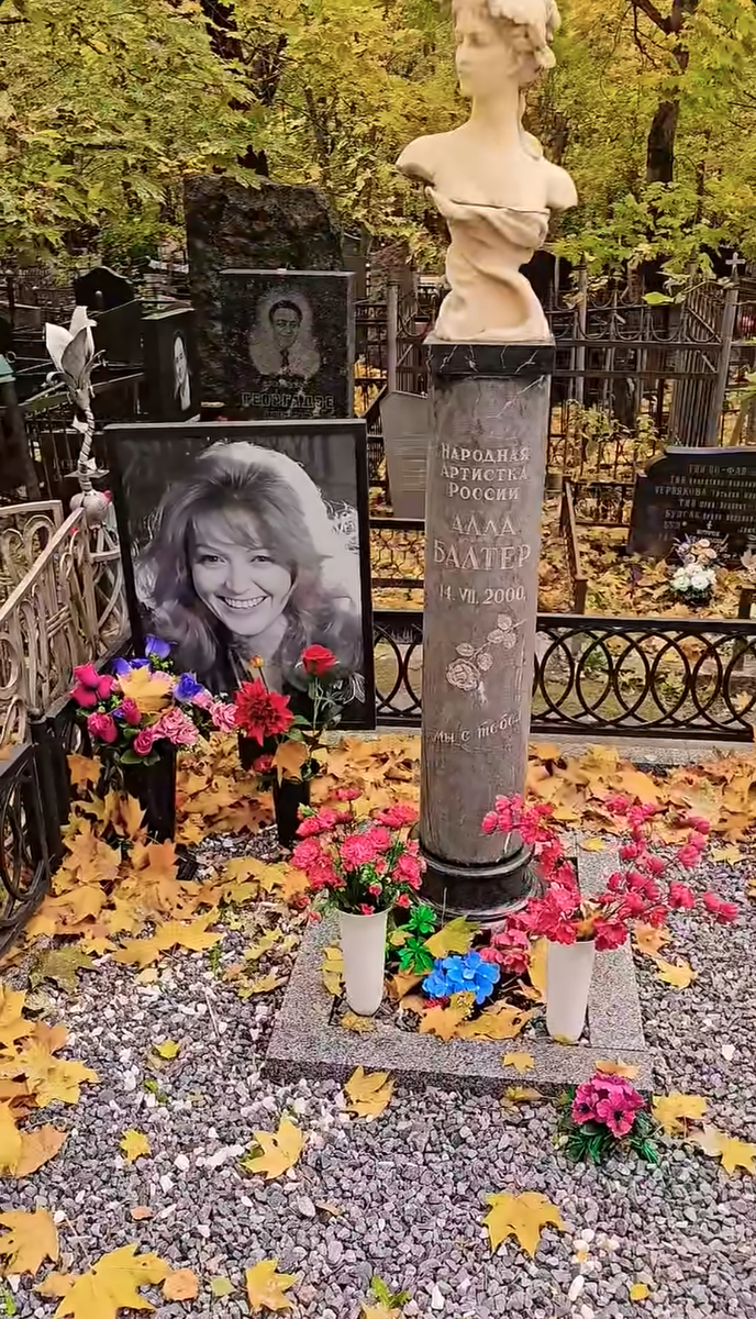 «Столько говорят о любви, а плитку не могут уложить»: почему спустя 25 лет могила любимой жены Виторгана выглядит так скромно?