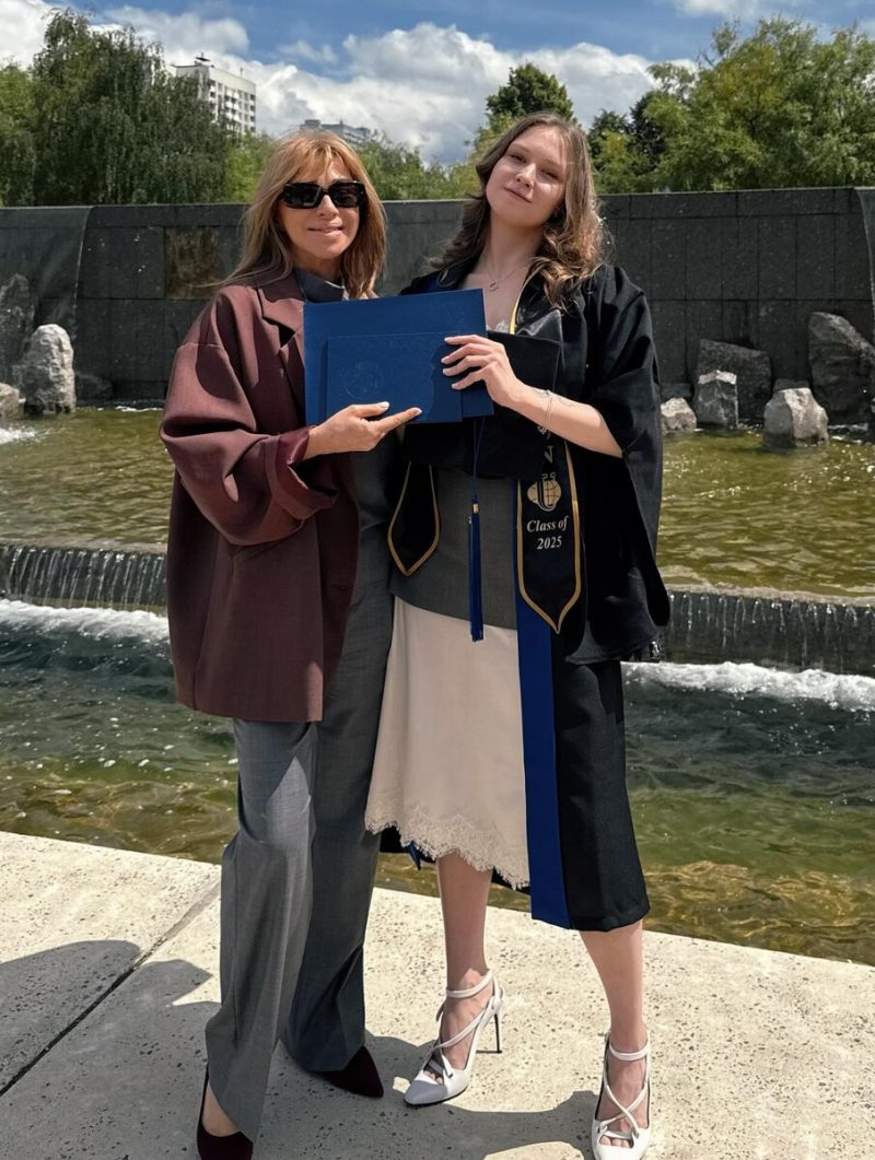 «Я её ждала 9 лет»: почему Алена Апина не смогла родить дочь, и как выглядит её 24-летняя копия отца