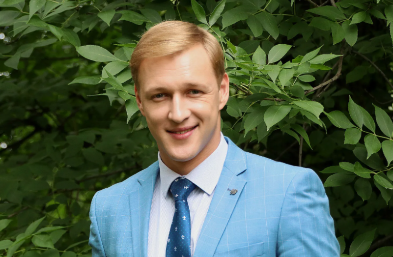 «Не верили в их брак из-за возраста»: почему известный 34-летний актер, отец двух дочек, не стал отцом с 42-летней женой, и как выглядит его новая избранница?