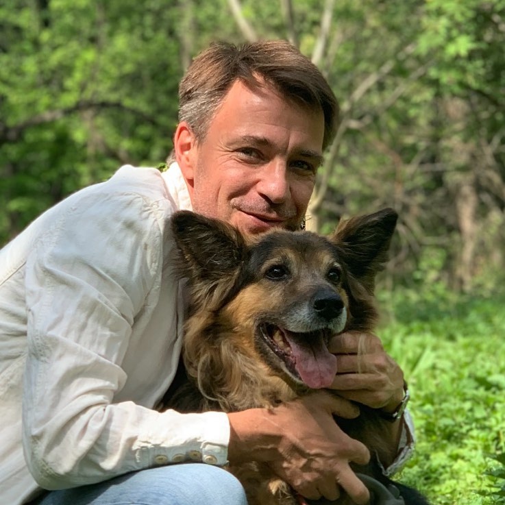 «Актёр — это диагноз»: как смерть отца и поэта-убийцы повлияли на Кирилла Гребенщикова, и почему он прячет семью от публики