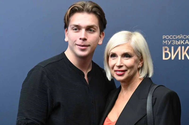 Певица Алена Свиридова с сыном Григорием.