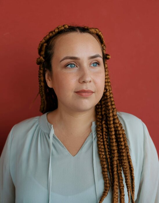 Учила внучку Пугачёвой, пережила травлю и набрала 30 кг: её путь к звёздам