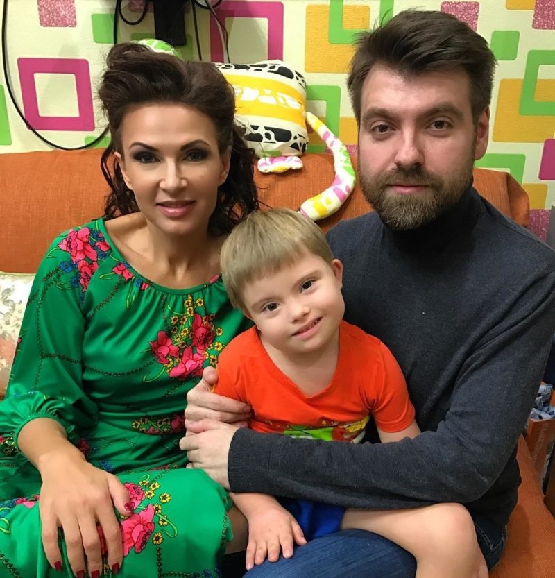 «Он устал от меня, но не от сына»: что стало с продюсером, который бросил Эвелину Блёданс, и как выглядит его новая семья