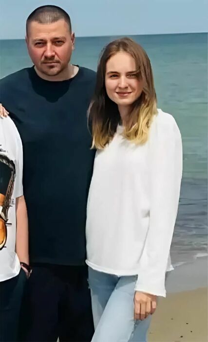 «Он изменил ей с молодой»: эти 11 звёздных мужчин отказались от холостяцкой жизни в 2025 году