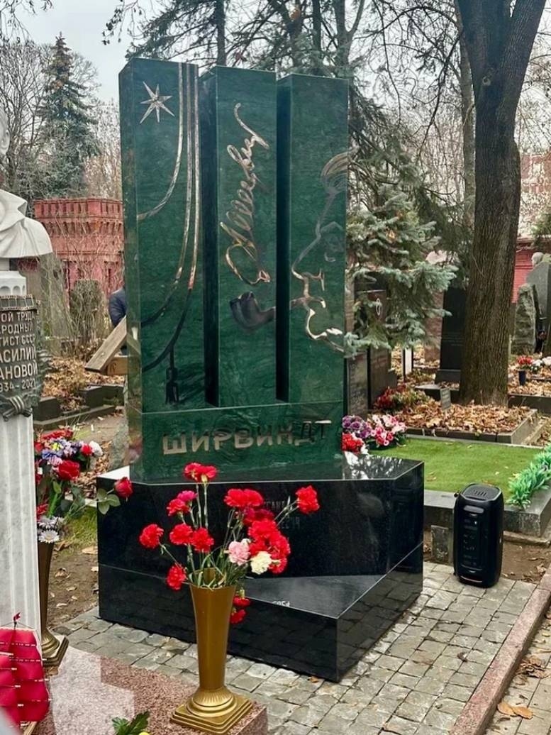 «Он бы сказал „нормально“»: сын Александра Ширвиндта объяснил, почему закрыл комментарии к посту об открытии памятника отцу