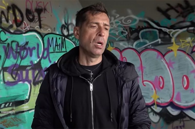 «Я еще и без шапки гуляю!»: почему сбежавшие звезды жалуются на отсутствие денег и забвение в чужой стране