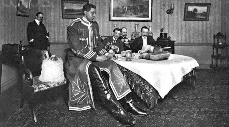 «Тайсон в розовых наручниках — это сюрреализм»: редкие кадры звезд, которые вас поразят