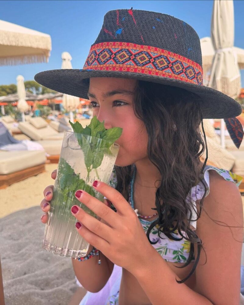 «Она потрясающая»: почему 60-летняя звезда «Гардемаринов» раскрыла тайну младшей внучки, которую 5 лет скрывала Агния Дитковските?