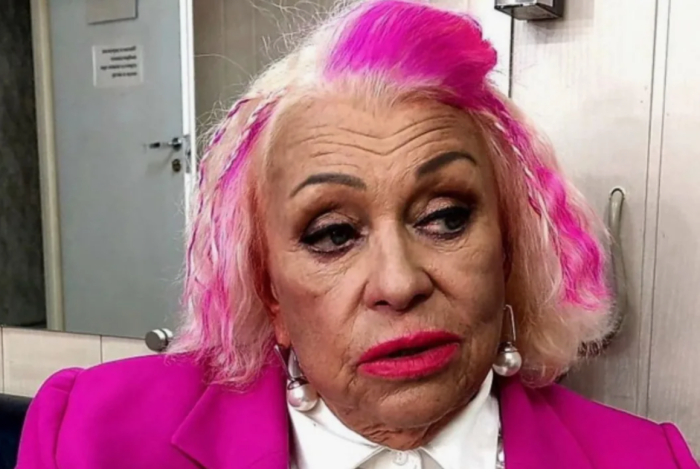 76 лет, цветные волосы и новый роман: как сейчас живет вдова Караченцова