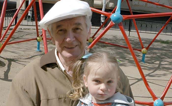 «Он скрывал двух внебрачных детей»: в 70 Александр Белявский стал отцом, а его дочь-сирота сегодня выглядит так