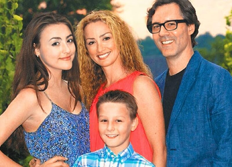 «Он мой кумир, но я не хотела следовать по его стопам»: как 47-летняя дочь Добрынина исполнила мечту отца, выйдя на сцену впервые в жизни