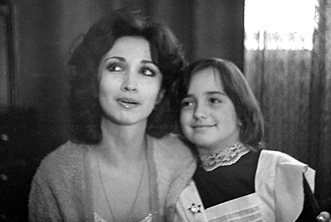 «Неудачница, сидящая на шее»: что хейтеры говорят о 53-летней дочери Ирины Аллегровой, которая до сих пор живет с мамой