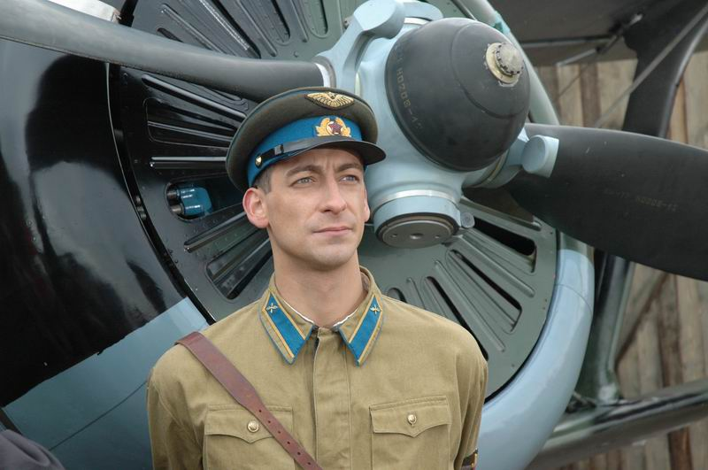 Четвертый раз отец, но не русский: как 43-летний Артем Ткаченко стал звездой вопреки "проходным ролям" и "разбитому сердцу"?