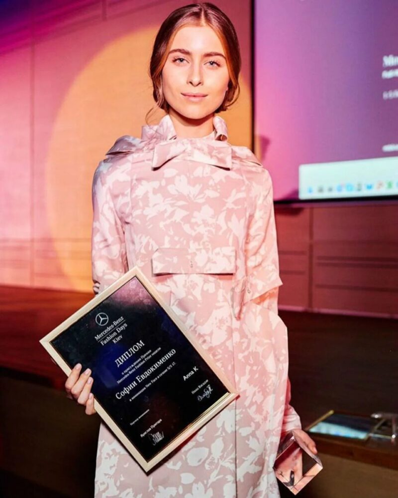 «Я был вынужден покинуть страну»: как внуки Софии Ротару сбежали из Украины и теперь купаются в роскоши за границей